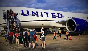 Piloto de United Airlines es demandado por atacar a pasajero que se demoró en el baño durante vuelo: hombre sufría de estreñimiento