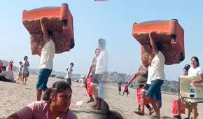 Familia sorprende a bañistas de una playa en Barranca al llevar un sofá para tomar el sol: "En Perú nunca te aburres"