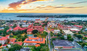 Esta ciudad de Florida es la mejor opción para teletrabajo en 2025: cuánto cuesta vivir en el lugar más antiguo de EEUU
