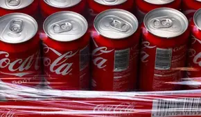 FDA ordena retiro de Coca-Cola en 2 estados de EEUU por riesgo de contaminación: hallaron plástico dentro de latas