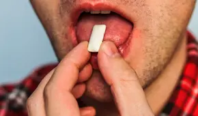 Masticar chicle libera cientos de microplásticos en la saliva, advierte estudio científico de la Universidad de California