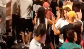 Captan al ‘Hombre Araña’ bailando con joven en Miraflores y usuarios bromean: “Ni que se entere Mary Jane”