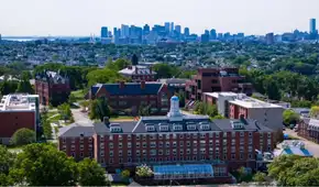Duro golpe al ICE: Universidad de Tufts exige la liberación de estudiante turca detenida