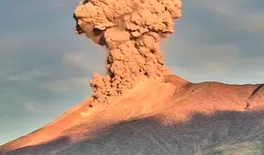 Volcán Kanlaon en Filipinas entra en erupción y lanza una impresionante columna de cenizas al aire