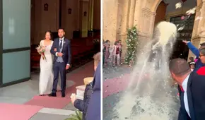 Asistentes a una boda sorprenden a pareja de recién casados y le arrojan arroz, pero con palas: “Ya no los invitan para el bautizo”