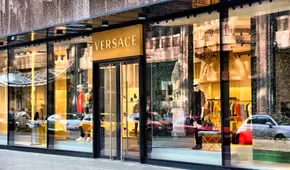 Versace cambia de dueño: Prada concreta millonaria compra de casa de moda italiana, pese a trabas arancelarias de Donald Trump