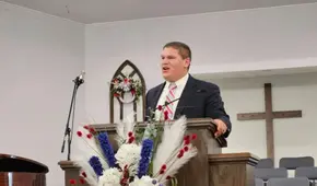 Sacerdote de EEUU fue secuestrado frente a sus fieles y familiares: lo sacaron del púlpito con una pistola apuntándole en la cabeza