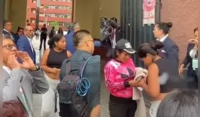 Postulante a la UNFV olvida su DNI, pero su madre corre hacia a ella y le da el documento a tiempo