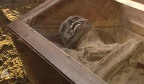 Arqueólogos encontraron una momia en perfecto estado conservado con maderas y telas, pero tiene un ‘incómodo’ detalle