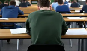 Estudiante de Medicina es expulsado de examen tras ser descubierto con lentes espía y audífonos ocultos