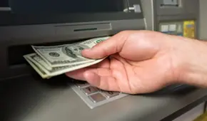 Madre acusa a su hija de robar parte de la herencia familiar: sacó dinero de la cuenta tras la muerte del padre