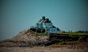 Alerta por hallazgo de restos humanos cerca de la mansión de Taylor Swift en Rhode Island: ya son 13 casos en EEUU