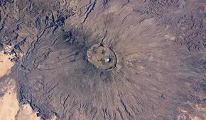 Un astronauta descubre desde el espacio un misterioso lago oculto y unos rastros antiguos dentro de un supervolcán en el desierto