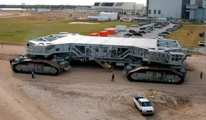 El monstruo de 3.000 toneladas que utiliza 625 litros de diésel para recorrer solo 1 km: un camión que mueve cohetes a 5 km por hora