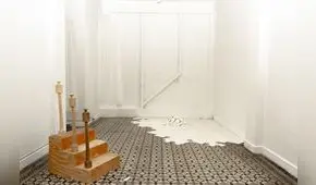 Las emociones y los recuerdos: la instalación “Recordar, desestructurar: Habitar” de Fiorella Gonzales Vigil