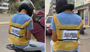 Motociclista improvisa chaleco con bolsa de plástico y usuarios se percatan de detalle en la placa: “No coincide”