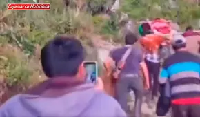 Vecinos cargan por varias horas en hombros a paciente para llegar a un centro de salud en Celendín: “No hay trocha, ni posta médica”