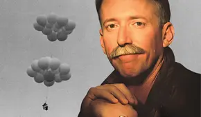 Casi como en la película 'UP': la increíble historia del hombre que desafió la lógica al volar alto con solo una silla y globos de helio