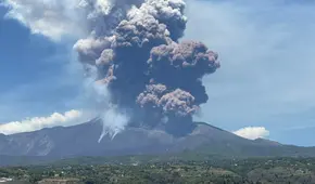 Volcán Etna entra en erupción en Sicilia: lanza una enorme nube de ceniza visible desde kilómetros en Italia