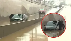 Vehículo queda atrapado por severo aniego en bypass de VMT debido a intensa llovizna: obra fue construida sin drenaje Vehículo queda atrapado por severo aniego en bypass de VMT debido a intensa llovizna: obra fue construida sin drenaje