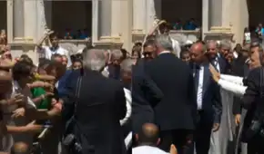Video muestra como multitud se lanza sobre el papa León XIV y así reaccionó su equipo de seguridad Video muestra como multitud se lanza sobre el papa León XIV y así reaccionó su equipo de seguridad
