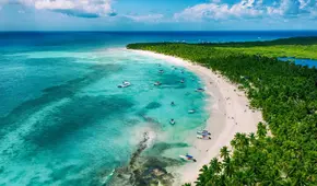 Esta playa de América Latina fue elegida entre las 50 mejores del mundo por un ranking global: tiene aguas cristalinas y turquesa