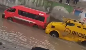 Camioneta de empresa de seguridad auxilia a combi atrapada por inundación en Villa El Salvador Camioneta de empresa de seguridad auxilia a combi atrapada por inundación en Villa El Salvador
