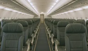 Pasajero exige que le cambien el asiento para tener más espacio, se tira al suelo y acaba expulsado de un vuelo en Tailandia