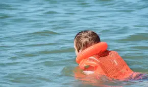 Niña de 5 años salva a su mamá de morir ahogada en Francia: logró mantenerla a flote con su chaleco inflable