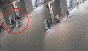 Inseguridad en Cercado de Lima: hombre en bicicleta roba celular a una mujer cerca a Palacio de Gobierno Inseguridad en Cercado de Lima: hombre en bicicleta roba celular a una mujer cerca a Palacio de Gobierno