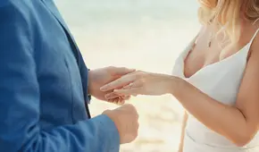 Turista lucha por su vida tras sufrir un desmayo cuando su pareja le pidió matrimonio en Grecia: tuvo una hemorragia cerebral