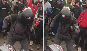 Motociclista peruano baila para cruzar vía bloqueada por mineros y se vuelve viral: “Todo sea por pasar”