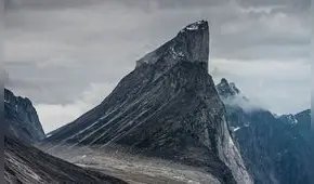 Esta montaña tiene la caída vertical más larga del mundo con más de 1.000 metros de altura y 105 grados de inclinación