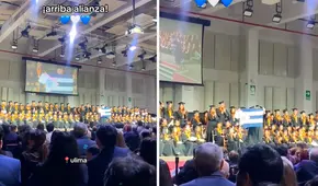 Estudiante muestra su bandera de Alianza Lima durante su graduación y en redes reaccionan: “Toda la vida”