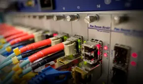 Científicos logran enviar información cuántica por cables de fibra óptica usados para internet