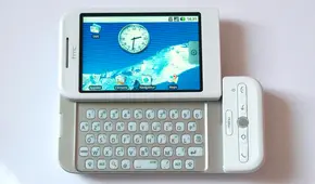 Con teclado físico y muy inferior al iPhone: conoce el primer celular Android de la historia