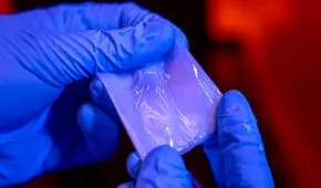 ¿Adiós al plástico?: científicos crean un nuevo material biodegradable igual de flexible y con la resistencia de un metal