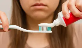 Estas son las 14 pastas dentales con fluoruro de estaño que podrían causar irritación y dolor bucal, advierte el Minsa Estas son las 14 pastas dentales con fluoruro de estaño que podrían causar irritación y dolor bucal, advierte el Minsa