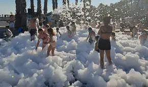 Niña de 8 años sufre terrible corte hasta el hueso tras caída de cristales durante fiesta de espuma en Turquía