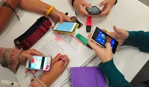 Finlandia sorprende al restringir el uso de celulares en escuelas tras caer en el ranking de educación de la OCDE