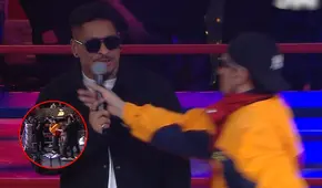 Sujeto irrumpe en el ring de 'La Noche Dorada' 2025 y le arrebata el micrófono al presentador para interpretar su canción: fue detenido a los pocos segundos