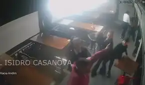 "Se querían ir sin pagar": Un policía y un profesor de artes marciales golpean brutalmente a mozas en cervecería de Argentina