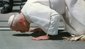¿Por qué Juan Pablo II besaba la tierra al llegar a un país? Una tradición con un significado profundo y un santo modelo