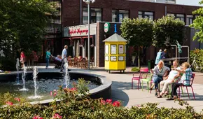 Hogeweyk: el pueblo de Holanda donde personas con Alzheimer viven libres, sin dinero real y con enfermeros encubiertos