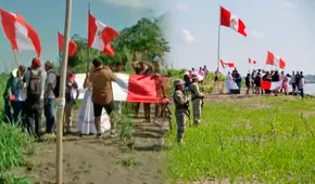 Ciudadanos de Santa Rosa izan bandera de Perú, mientras cantan himno nacional