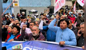 Maestros cesantes y jubilados del Sutep marchan hacia el Congreso este 20 de agosto: reciben pensiones menores a S/800