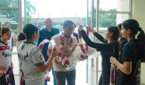 Nolberto Solano recibido como superestrella en Pakistán: entre ramos de flores y elogios de la federación asiática Nolberto Solano recibido como superestrella en Pakistán: entre ramos de flores y elogios de la federación asiática