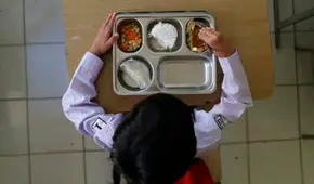 Cerca de 400 personas sufren intoxicación alimentaria tras ingerir comida contaminada en colegios de Indonesia Cerca de 400 personas sufren intoxicación alimentaria tras ingerir comida contaminada en colegios de Indonesia