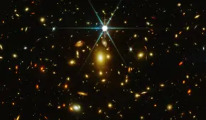 La estrella más lejana descubierta, podría no ser una estrella, revela el telescopio James Webb