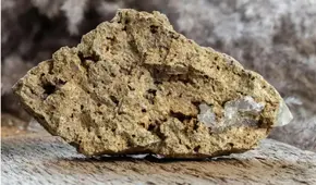 Extraña piedra "alienígena" de tridimita caída en Alemania en 1724 desafía la física y causa confusión entre los científicos
